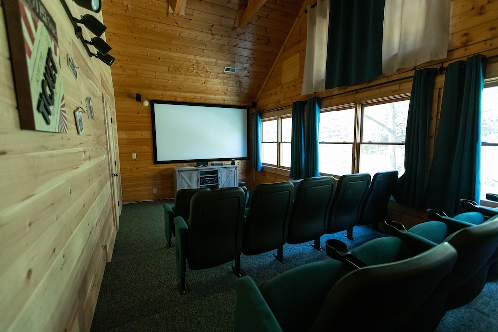 Free Daily Activities - Fire Pit - Theater - Game Room - Hot Tub