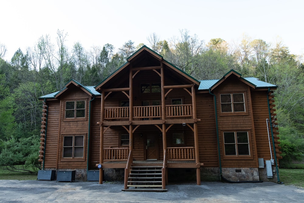 Free Daily Activities - Fire Pit - Theater - Game Room - Hot Tub