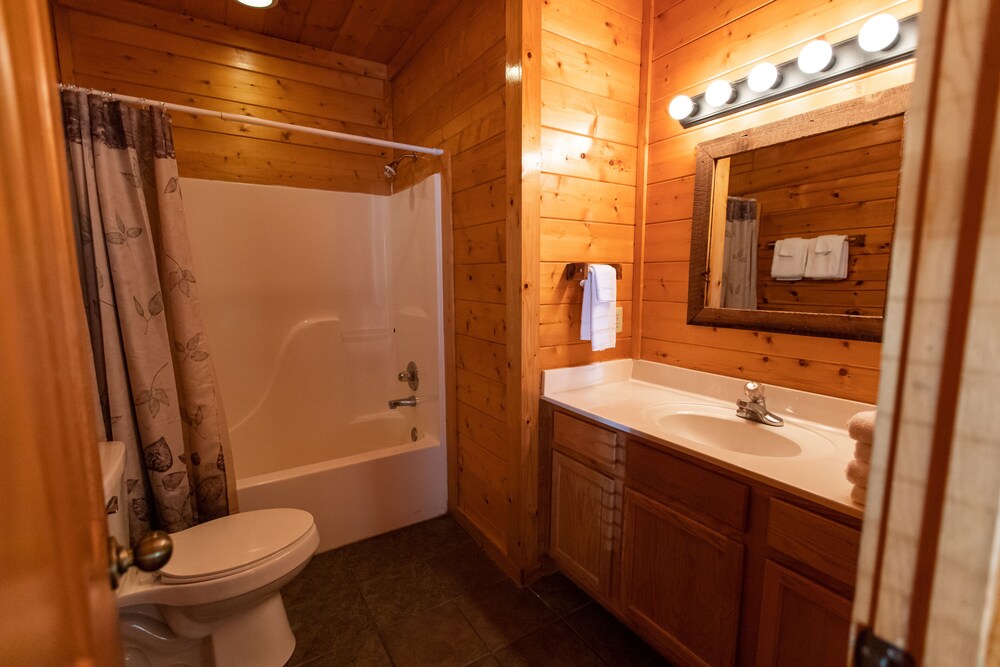 Free Daily Activities - Fire Pit - Theater - Game Room - Hot Tub