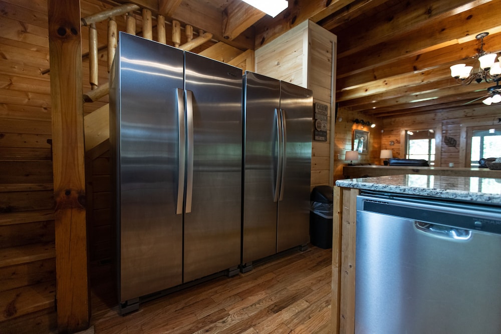 Free Daily Activities - Fire Pit - Theater - Game Room - Hot Tub