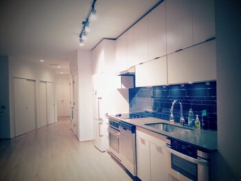 Downtown Shaw Studio Pristine Floor To Ceiling Windows