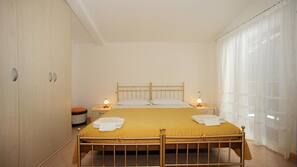 In-room safe, desk, free WiFi