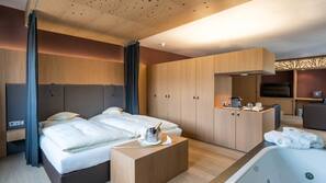 In-room safe, desk, laptop workspace, free WiFi