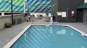 Una piscina al aire libre de temporada