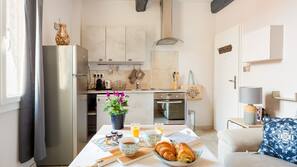 Grand réfrigérateur, micro-ondes, fourneau de cuisine, lave-vaisselle