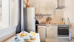 Grand réfrigérateur, micro-ondes, fourneau de cuisine, lave-vaisselle