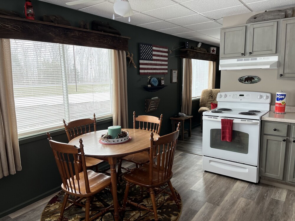 Clean & Cozy family friendly cabin close to the Porcupine Mountains