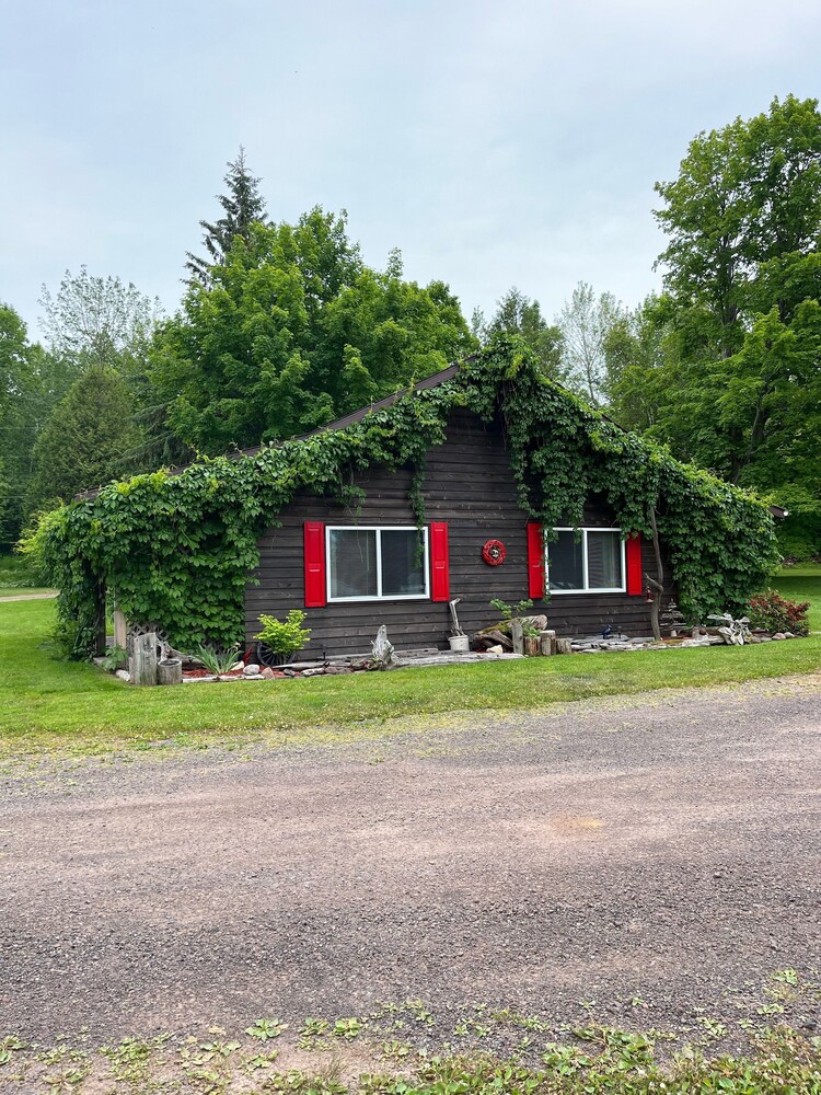 Clean & Cozy family friendly cabin close to the Porcupine Mountains