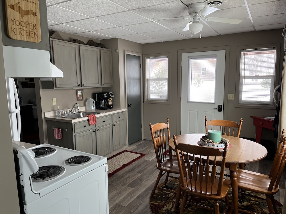 Clean & Cozy family friendly cabin close to the Porcupine Mountains