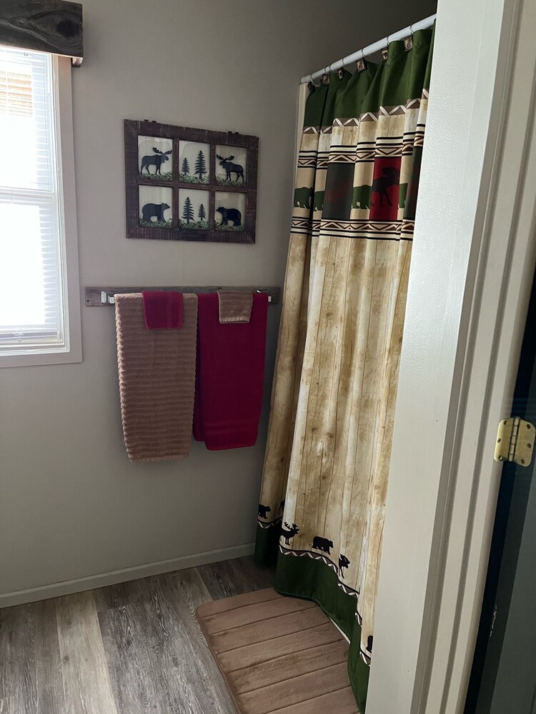 Clean & Cozy family friendly cabin close to the Porcupine Mountains