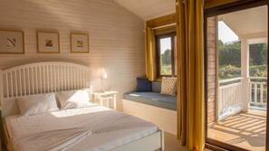 Minibar, värdeförvaringsskåp på rummet och skrivbord