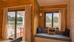 Minibar, värdeförvaringsskåp på rummet och skrivbord