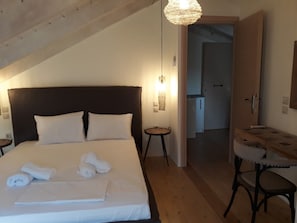 Loft | Desk, laptop workspace, iron/ironing board, free WiFi