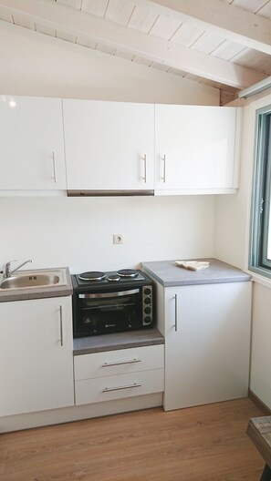 Junior Suite | Private kitchenette | Fridge, coffee/tea maker, electric kettle, cookware/dishes/utensils