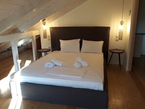 Loft | Desk, laptop workspace, iron/ironing board, free WiFi