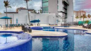 Una piscina al aire libre