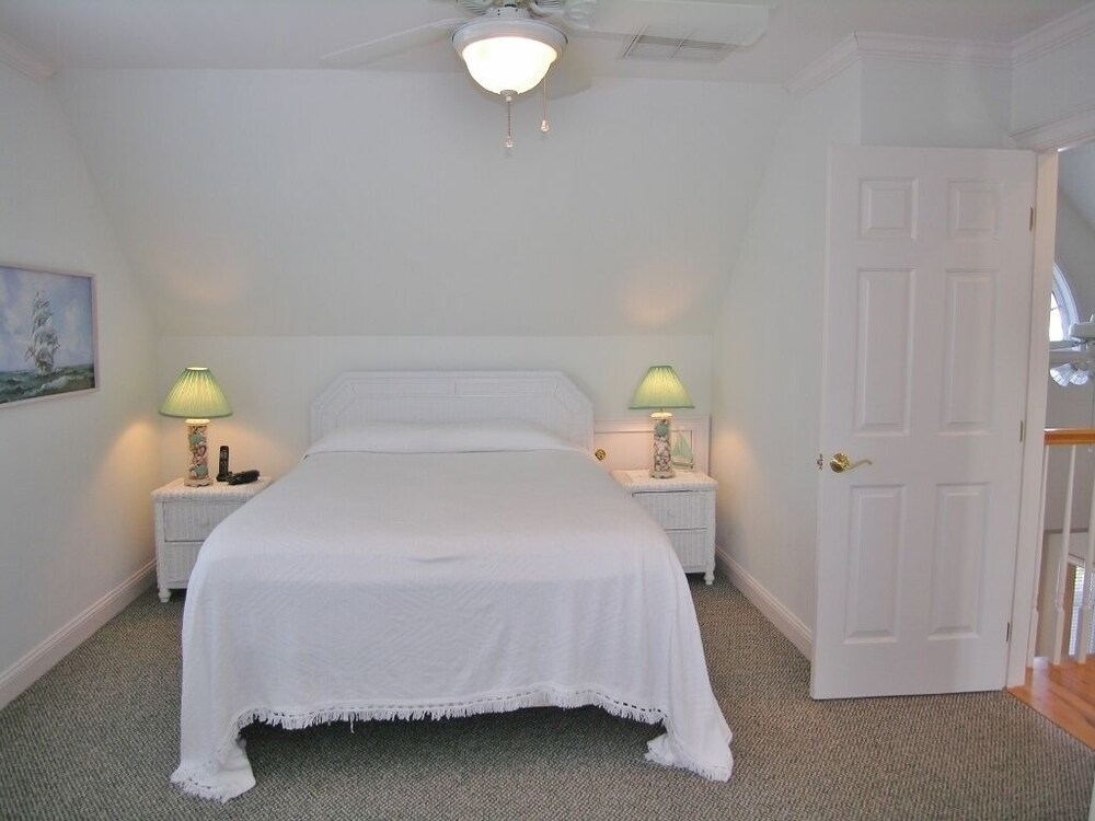 Beach house, split floor plan, spacious sundeck, walk to beach, dog