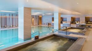Kolam renang indoor