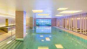 Kolam renang indoor