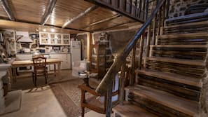 Fernseher, Kamin, DVD-Player, Bücher