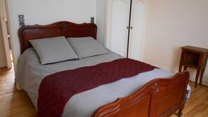 2 bedrooms, iron/ironing board, Internet, bed sheets
