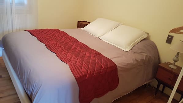 2 bedrooms, iron/ironing board, Internet, bed sheets