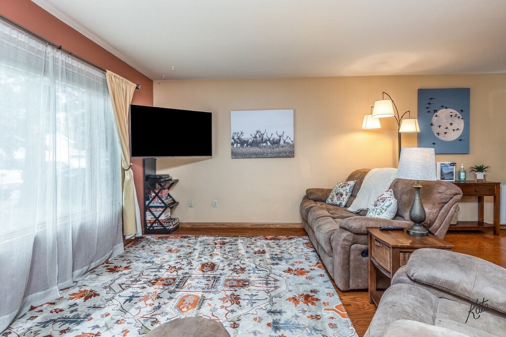 Beautiful 4 bedroom home w/ large backyard Fairbanks Vrbo