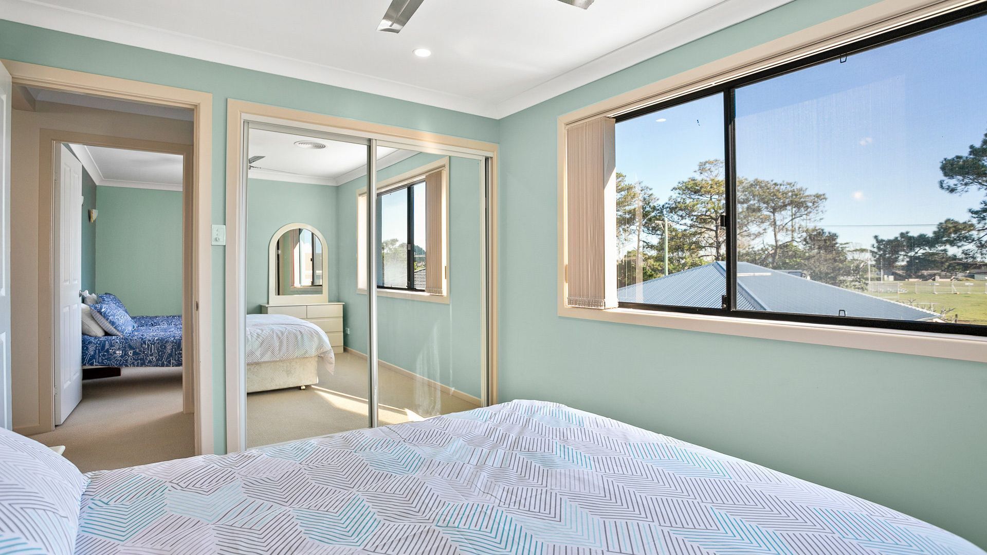 PAR3/45 - SPACIOUS TOWNHOUSE ON PARK