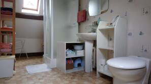 Serviettes fournies, savon, papier toilette
