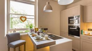 Full-sized fridge, microwave, oven, hob