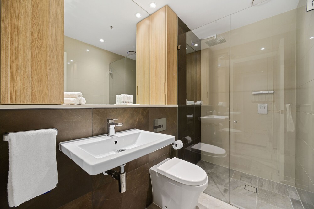 New 2 Bedroom Apt Minutes Walking to Darling Harbour