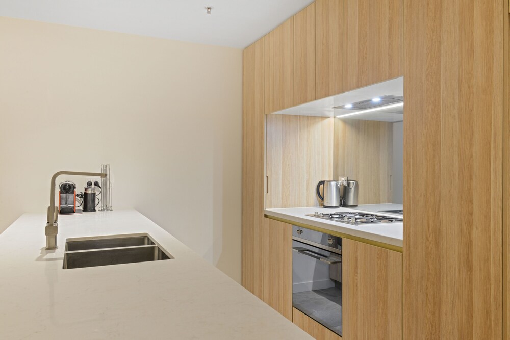 New 2 Bedroom Apt Minutes Walking to Darling Harbour