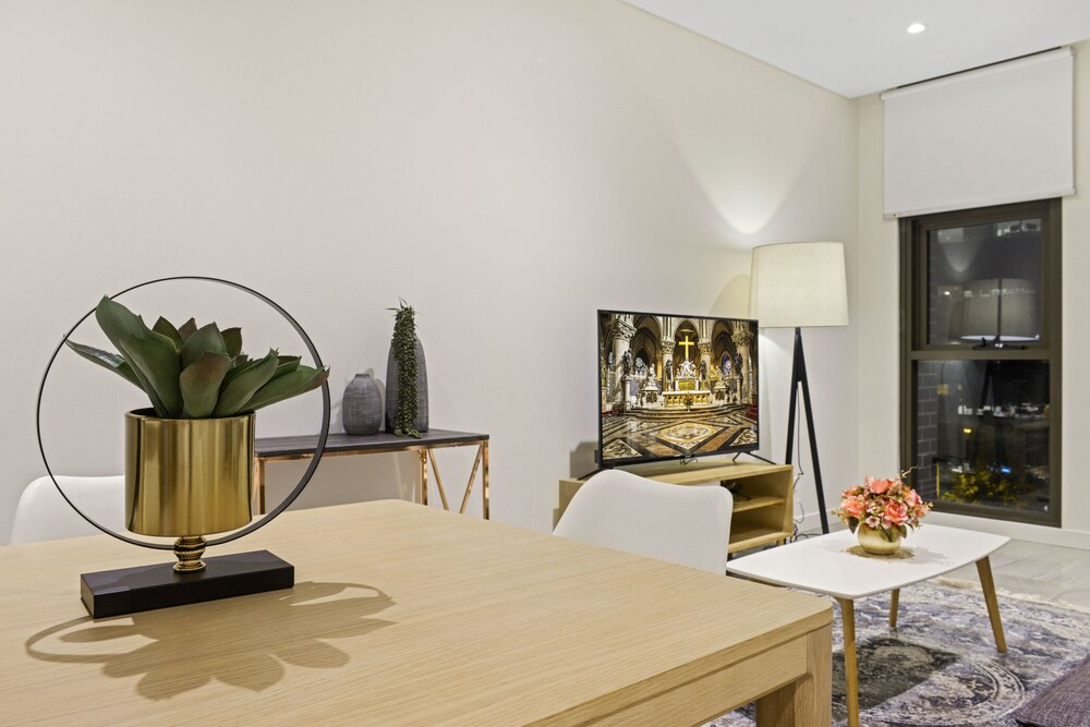 New 2 Bedroom Apt Minutes Walking to Darling Harbour