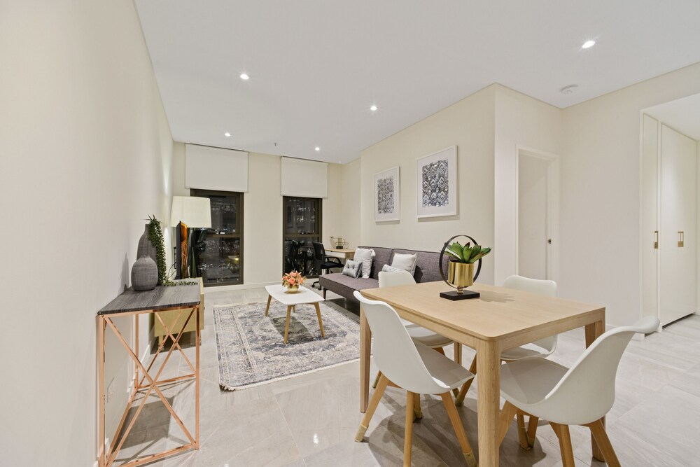 New 2 Bedroom Apt Minutes Walking to Darling Harbour