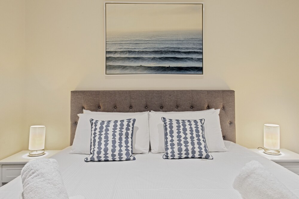 New 2 Bedroom Apt Minutes Walking to Darling Harbour