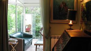 Télévision, cheminée, lecteur de DVD, livres