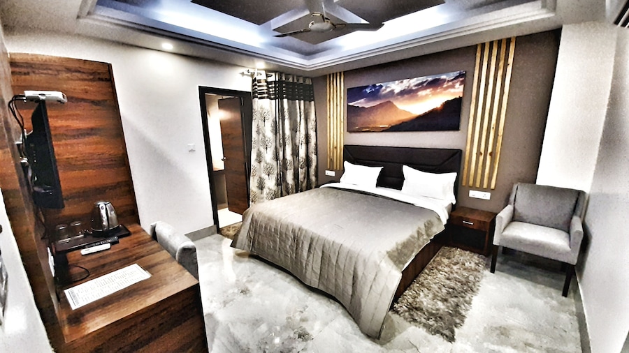 Hotel Aerocity Purple Orchid