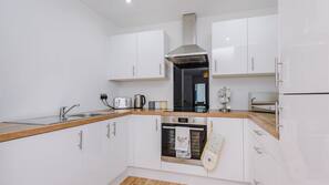 Full-sized fridge, microwave, oven, hob