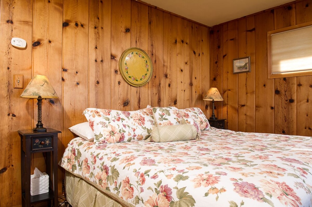 Pet friendly oceanfront home w/ direct beach access in Lincoln City's