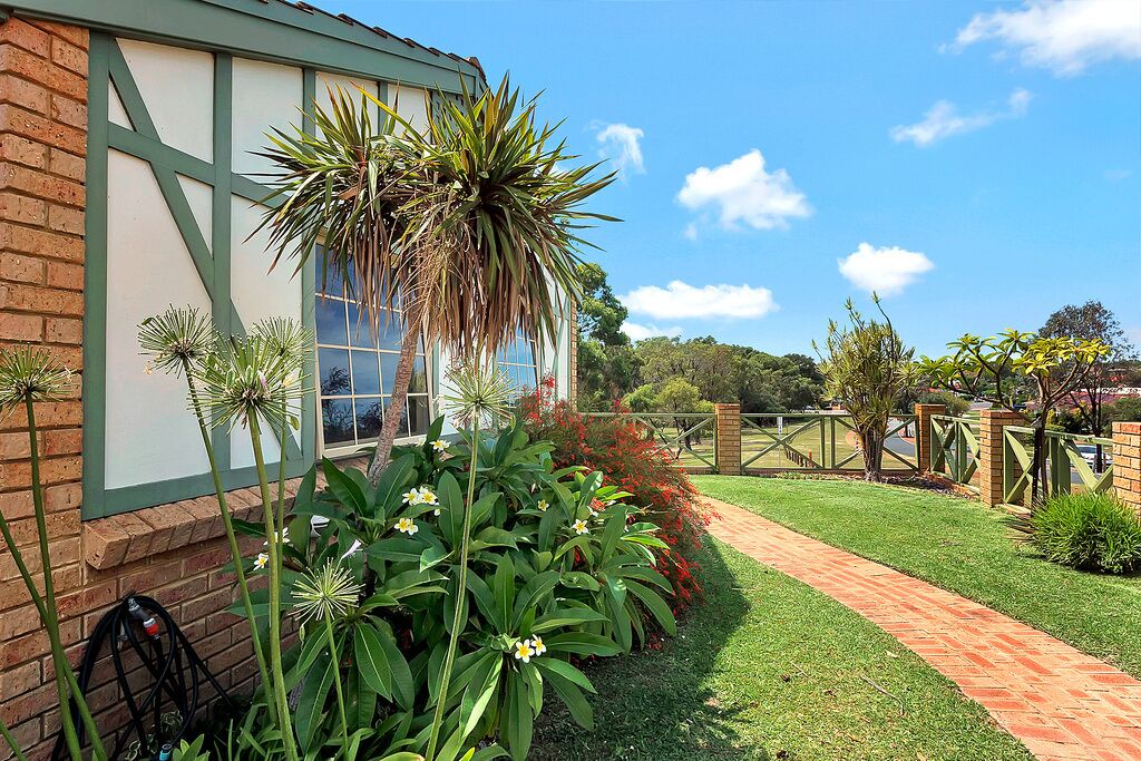 !! Hillary's On Mawson Park!!