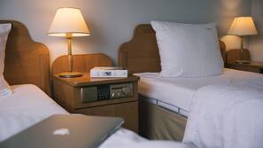 Zimmersafe, Verdunkelungsvorhänge, Bügeleisen/Bügelbrett