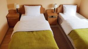 Zimmersafe, Verdunkelungsvorhänge, Bügeleisen/Bügelbrett