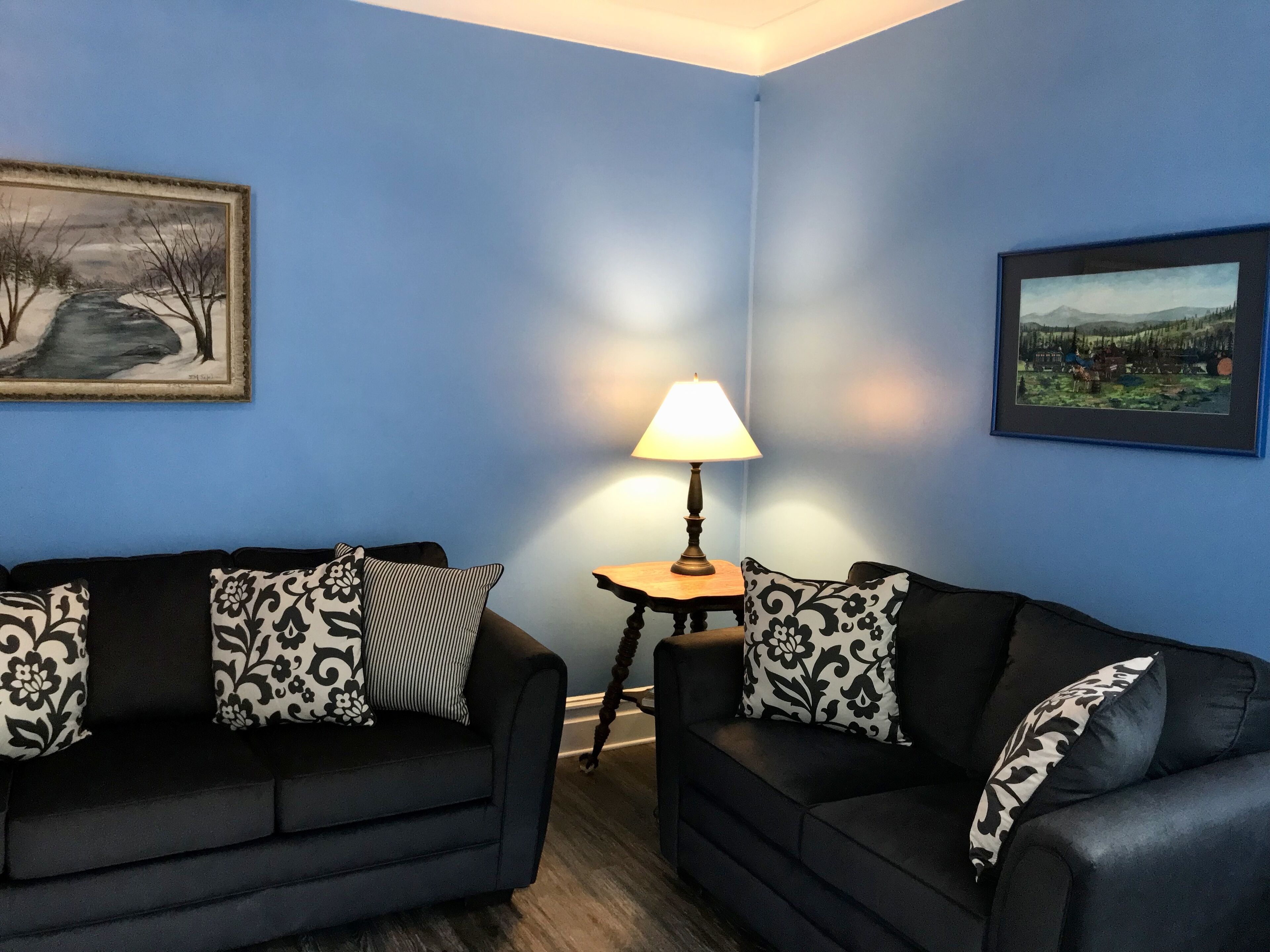 NEW Apt. I: 2 Master Bedrooms, King Size Beds & Incredible Views & Artwork in Hazleton, United States