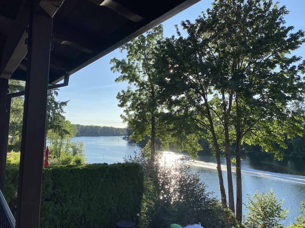 Riverfront Estate Inside Molalla State Park , Canby, OR Vacation Rental