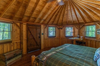 Glamping In Eagles Nest Cedar Yurt With King Bed Tv Wifi