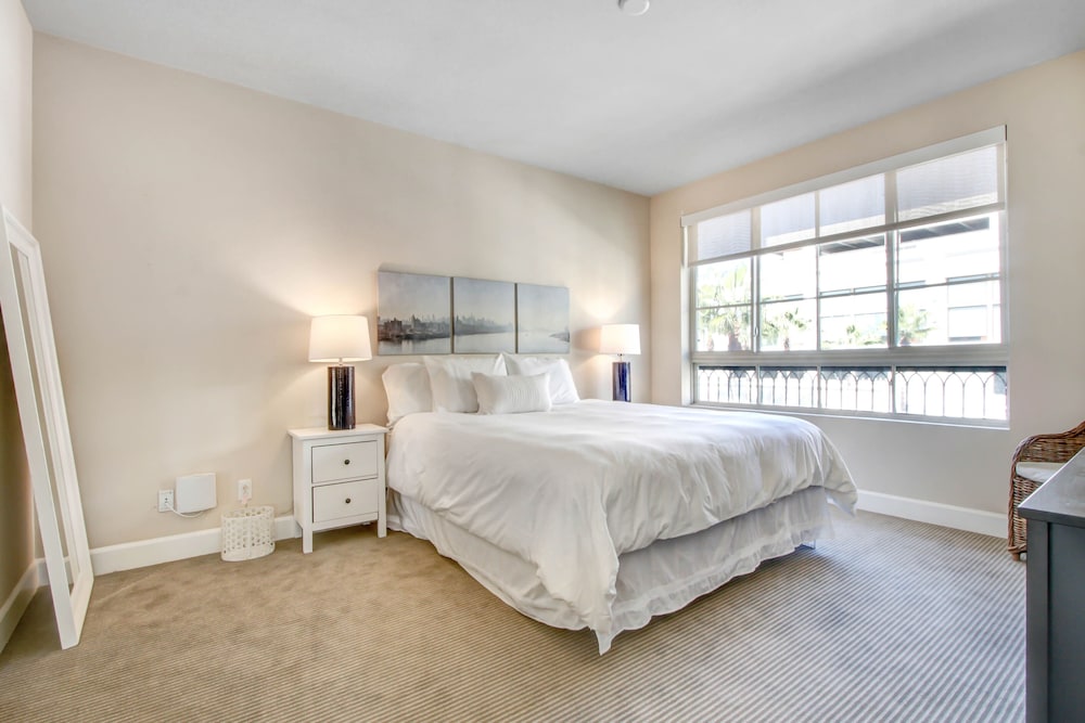 PRIME, spacious Top Corner with spanning campus-fountain view