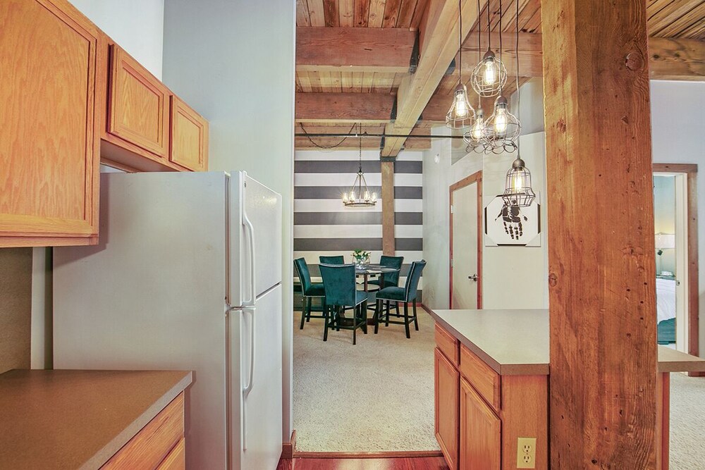 2 bedrooms Resort style condo with POOL and Jacuzzi, Roof Top. River