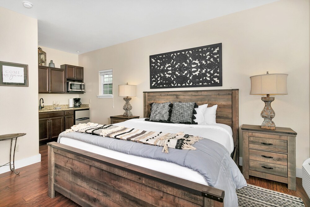 Main Street Retreat Geese on the Gibbons King Bed Shared Hot Tub