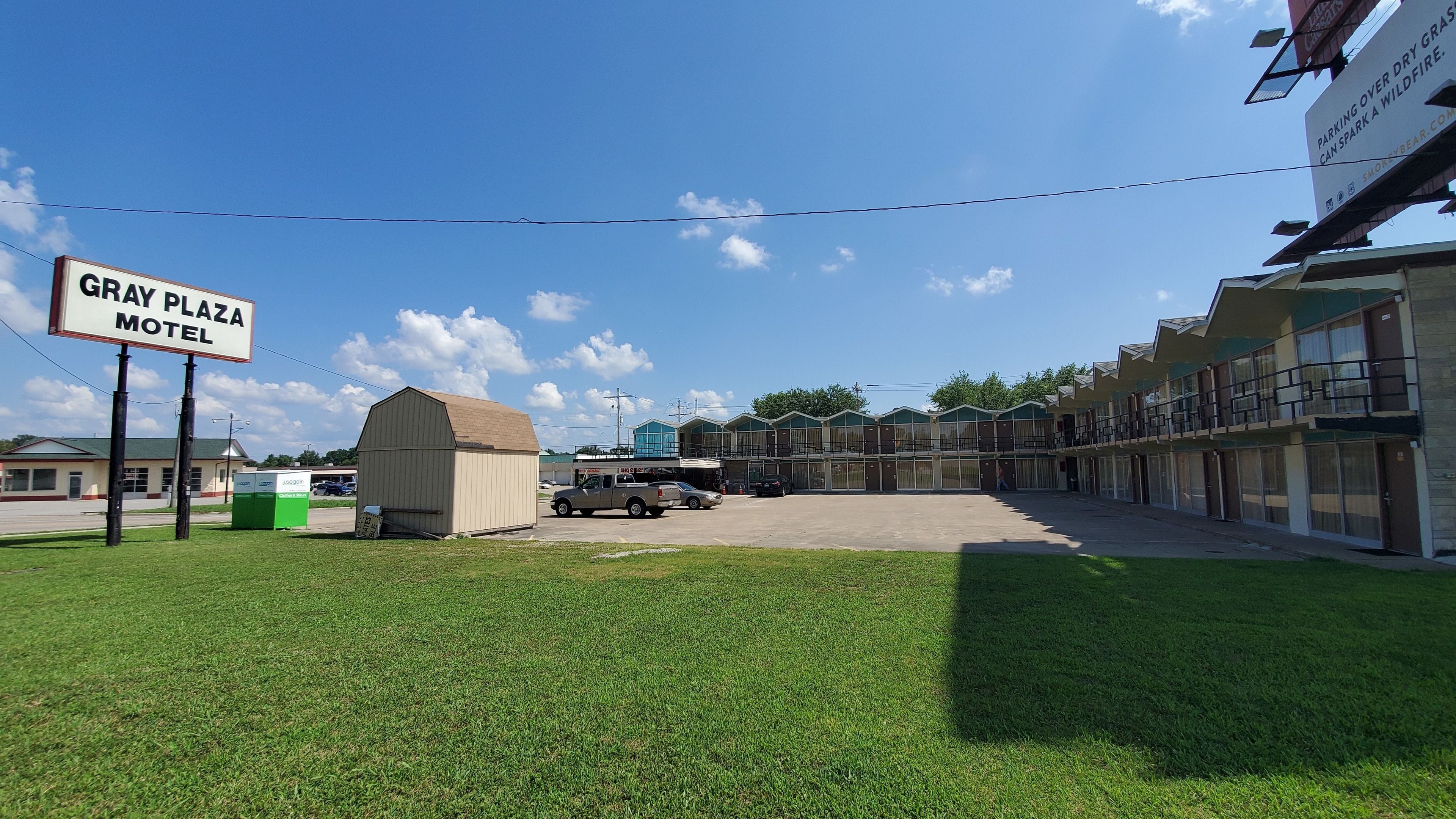 Gray Plaza Motel, Marion IL in Marion, United States