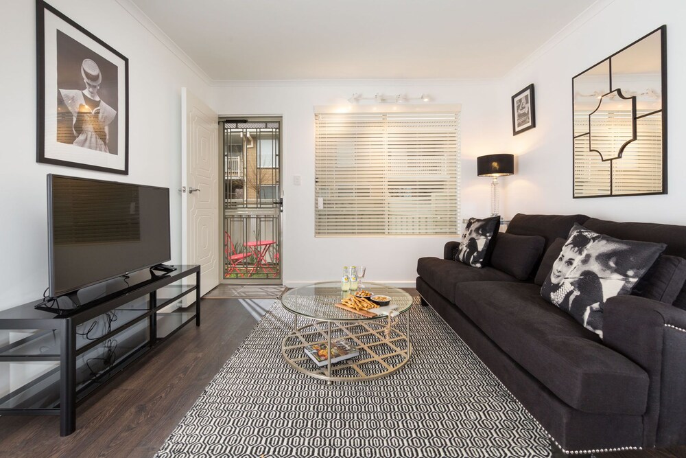 The Manhattan - Central & Sophisticated